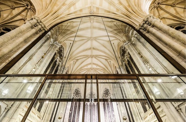 The facade panes over 10 metres high weigh up to about 2.5 tons.