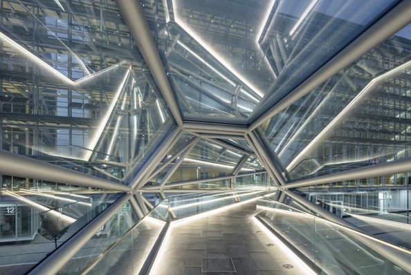 The new Capricorn Bridge in Düsseldorf's Medienhafen looks like a glass diamond. The construction was realised by seele.