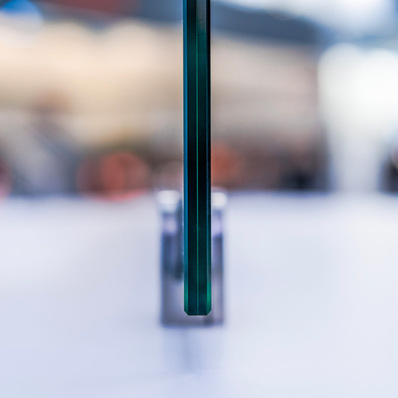 It may look like a laminated safety glass at first glance, but what you see here is insulating glass: Between these glass panes is a vacuum gap of just 0.1 millimetres.