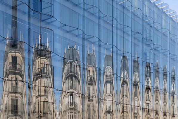The outer facade has an irregular undulating form and comprises 343 curved glass panels measuring 2.7 by 3.5 meters.
