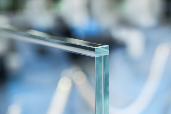 Filigree, functional, unobstructed views: Edging made from glass protects the exposed glass edge and provides the handrail with complete transparency.