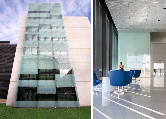 The facade of the car rental office consists of irregularly arranged clear and satin-finished glass panes. This causes varying reflections due to the constantly changing incidence of light. 