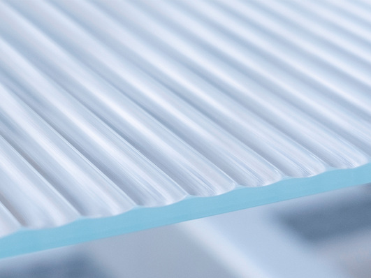 The glass is available with vertical, horizontal or diagonal grooves, which can be cut in a V- or C-shape.