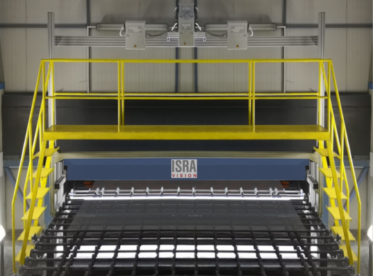 Thanks to the combination of different camera angles, multispectral imaging, and complex evaluation algorithms, the solution recognizes 100% of defects.