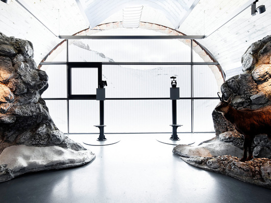 Bird protection glass from Isolar's Ornilux family has already proven its worth in many projects, such as here in the Karwendel Nature Information Centre in Berchtesgaden in the German Alps.