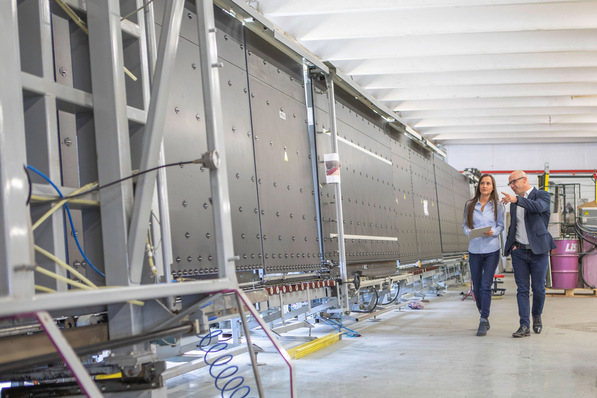 From the single machine to the complete insulating glass line, everything is on offer at Glastronic.