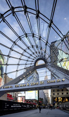 Die filigrane seele Seilfassade des neuen Penn Station Eingangs in New York ist mit gekrümmten Glas-Laminaten ausgefacht.