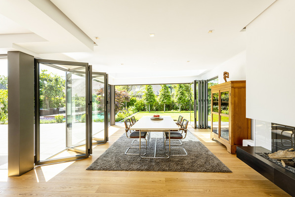 The "Highline" folding wall opens the living space wide to the garden.