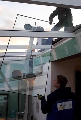 With the TGT EasyLift/XL pane lift, two fitters can insert even heavy panes into high roof structures.