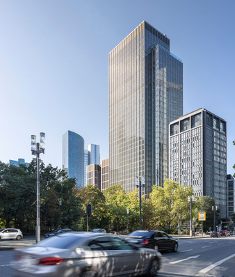 The 38-storey Marienturm grows from a base that follows the street lines. With its clear, concise shape, it fits harmoniously into the skyline of the Frankfurt banking district.