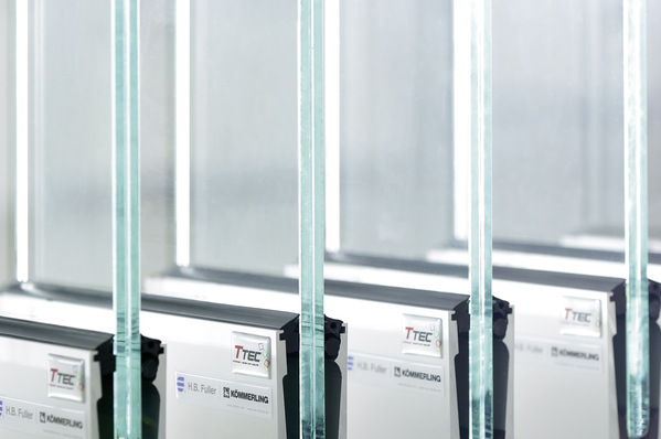 According to H.B. Fuller | Kömmerling, the new Loca elements with Clear Edge for the first time combine the design advantages of liquid lamination with an edgeless, fully transparent look.