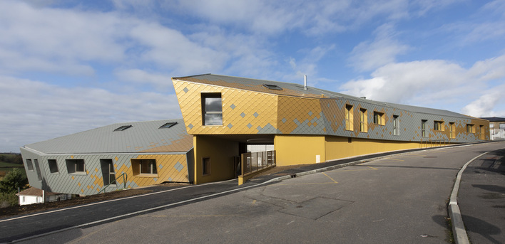 In the small-scale structure of the organically shaped facade, any additional external sun protection would have severely disturbed the unusual design.