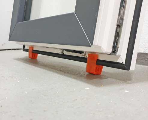 The window sash can be reliably and cleanly set down onto Clipsi immediately after unhooking at the construction site.