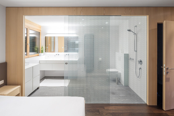 The GM Toproll Smart sliding door can also be installed in low passage heights or very thin ceiling constructions because it does not require a frame.