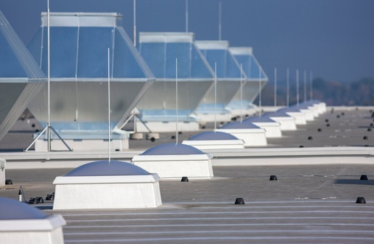 Lichtkuppeln sind eine beliebte Lösung, um natürliches Licht in die Innenräume von Gebäuden zu bringen. 