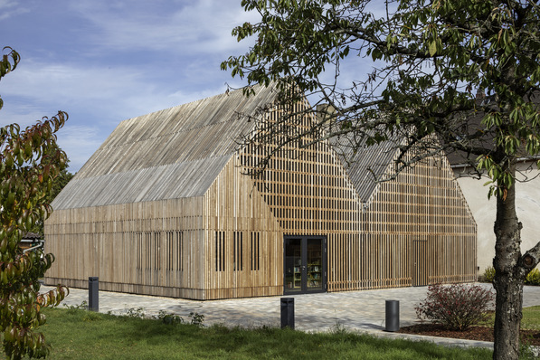 Glass and wood have been used to create a modern local library in Gundelsheim, which ties in with Upper Franconian building traditions and at the same time builds a bridge to the future.