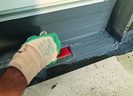 Two coats over the entire surface of the sealing tape and the inside and outside corners are enough for a secure and waterproof seal. The total dry film thickness must not be below 2 mm.