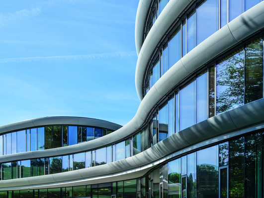 The spectacular character of the building was expressed in the form of an amorphously curved structure with a fully glazed aluminium facade.