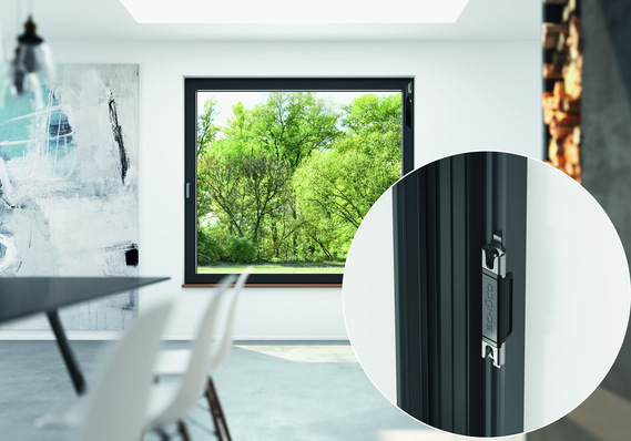 The energy-autonomous and wireless shutter monitoring system can be retrofitted simply and easily in the fittings groove of existing Schüco windows.