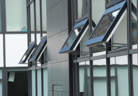 Chain drives automate free window ventilation, making it particularly effective. Sensors - for example to determine the CO2 content in the air - constantly measure the indoor air quality and ensure that windows open and close automatically and quietly when required.