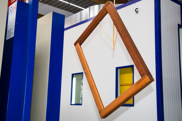 The water-based and varnishing primer Induline GW-390 impresses with optimum flow properties.