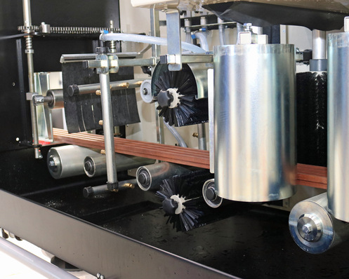 The Ceetect A250 makes it possible to coat profiled wood, boards and wood components with a cross section of B250 x H350 mm.