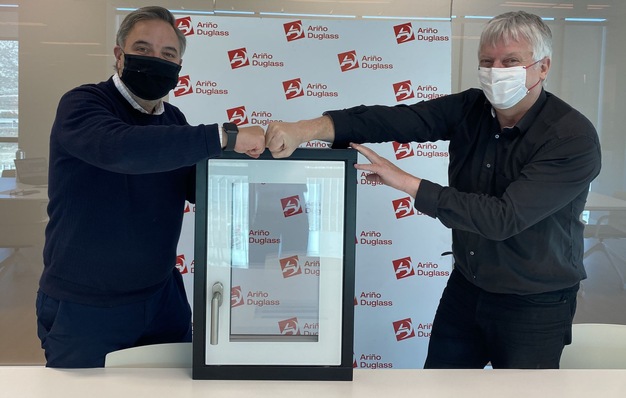 Pablo Duglass (Production Operations Manager, Arino Duglass) and Pierre Schneider (Clara Project Manager, AGC Glass Europe) are looking forward to their cooperation.