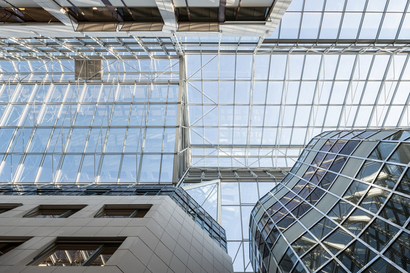 The SGG Cool-Lite Xtreme 70/33 (on extra-white diamond glass) used as facade glass in the project is characterised by very high transparency and clarity.