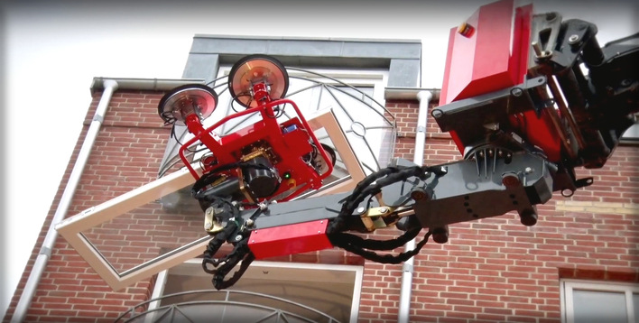 The eT-Litocran700 from Eurotech can handle windows, building elements and facade glass weighing up to 700 kg in different positions and inclinations.