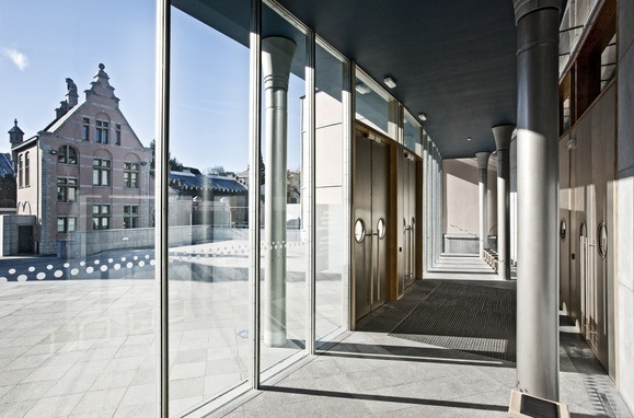 Pyrobel 16 IGU fire-resistant insulating glass provides a high level of safety in the event of a fire and is virtually indistinguishable from standard insulating glass in terms of aesthetics during normal operation.