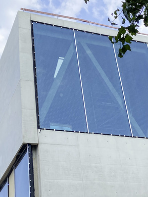 The largest LSG panes equipped with the new bird protection film to date can be found in Cologne. The glass panes were manufactured by Thiele Glas.