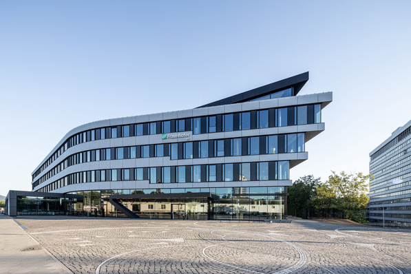 With its elegant curve, the new building of the Fraunhofer IEE in Kassel makes a striking statement towards the city centre.