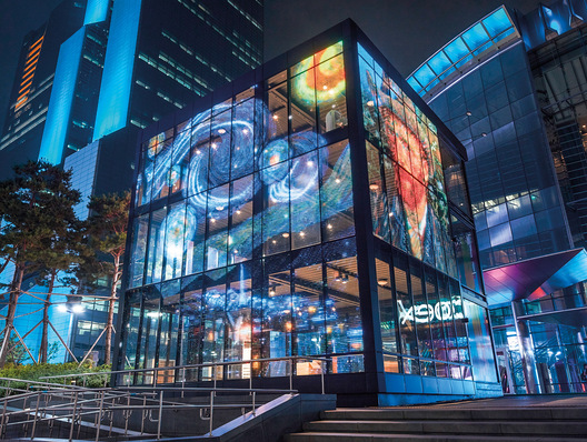 With an area of 1200 m², the Cube in the Coex Cinema in Seoul is one of the largest media facades to have been realised with LOCA. LEDs are integrated into the transparent laminated glass.