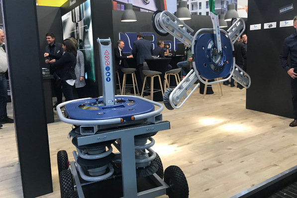 The same device in two different configurations: on the right, the Liftmater Quatro as it would be used and on the left, it is fully disassembled and ready for storage or transport.