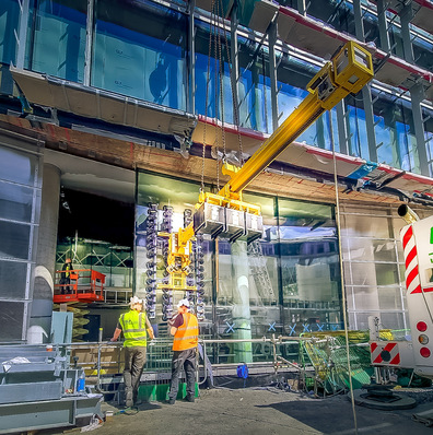 The corrugated glass was installed under a projection with Heavydrive VSG 2200 KR suction unit and VSG 3000 counter beam.