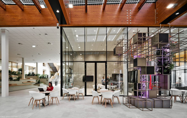 AGC's Stratophone sound insulating glass also protects against noise in partition walls. In addition, Stratophone carries the "Cradle to Cradle Silver" certificate. This allows architects and planners to demonstrate the sustainability of the glass.