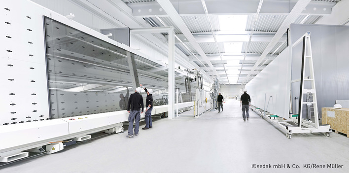 The largest insulating glass units (19.21 × 3.04 m) ever manufactured in Germany were made by sedak and were produced on the IGU line here in the picture.