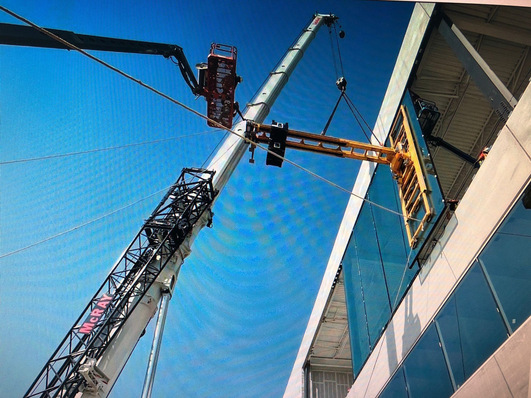 The 5400-kilo, 2.8 by 9.7-metre facade elements were installed using the LSG 6000 K MH suction unit.