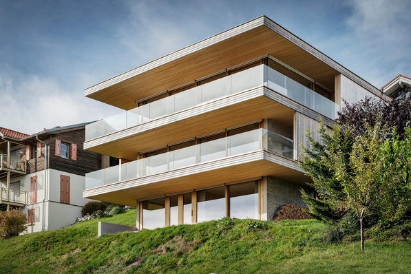 The timber modular construction and the GM Railing glass railing have one thing in common: both are pre-assembled in large parts at the factory.