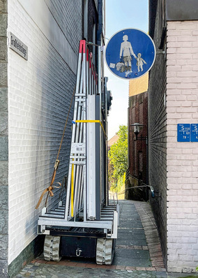 The motorised electric transporter TT 1000 carries up to 1 ton.