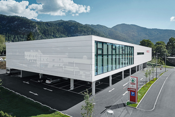 With sedak gsp, commercial buildings such as supermarkets and showrooms benefit from the high energy efficiency and designability of the facade glass.