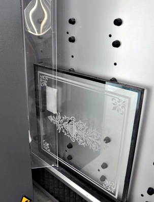 An easy job for the cericom laser: an intricate motif is engraved into an all-glass door.