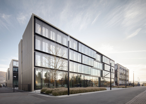 The facade of the WIKA development centre was equipped with partly oversized Gewe-therm facade glass (partly made of VSG).