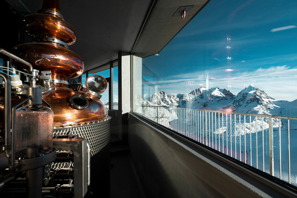 In order to create equally fascinating views and insights, the clients opted for large-format windows with highly energy-efficient insulating glazing.