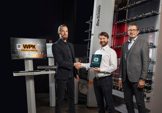 From left: Christian Platzer (adminIQ GmbH), Georg Aigner (Softsolution Quality Manager) and Thomas Schuller (Softsolution CEO) seal their new strategic partnership.