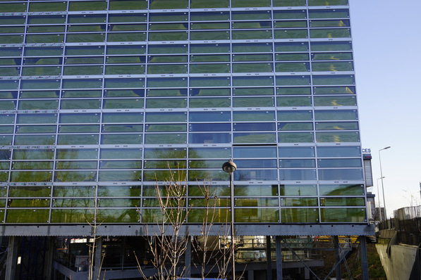  Glass fire protection: Pyran S borosilicate glass can be installed in facades. Formats of up to 3.6 × 1.8 m are possible without additional mechanical support in the form of clamping. 