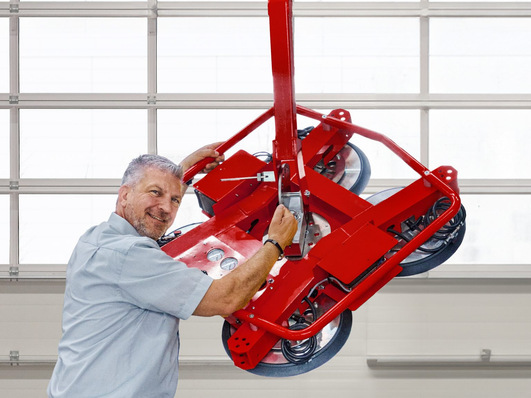  Managing Director Thomas Schulz with the lifting device et-Hover-univac.