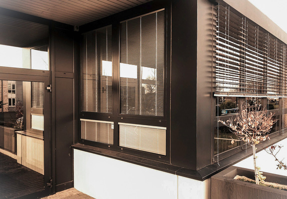  Here an entrance area on the left with maintenance-free insulating glass with blinds and on the right with external sun shading.