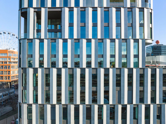  The three-dimensionality of the facade is created by the shadow play of the alternating convex and concave V-shaped elements.