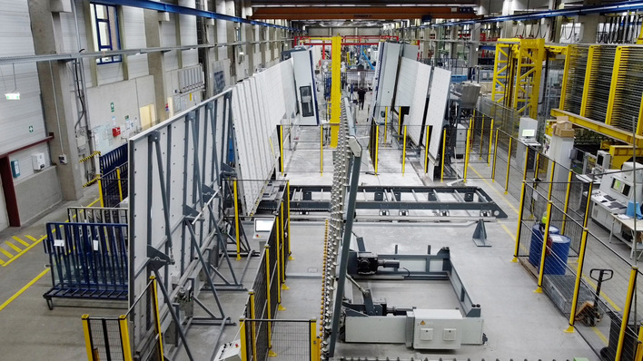  The seaming line with the systron 6033es1 on the left and the 6033proHD line with storage on the right.